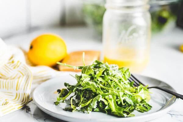Ensalada simple con limón y aceite de oliva